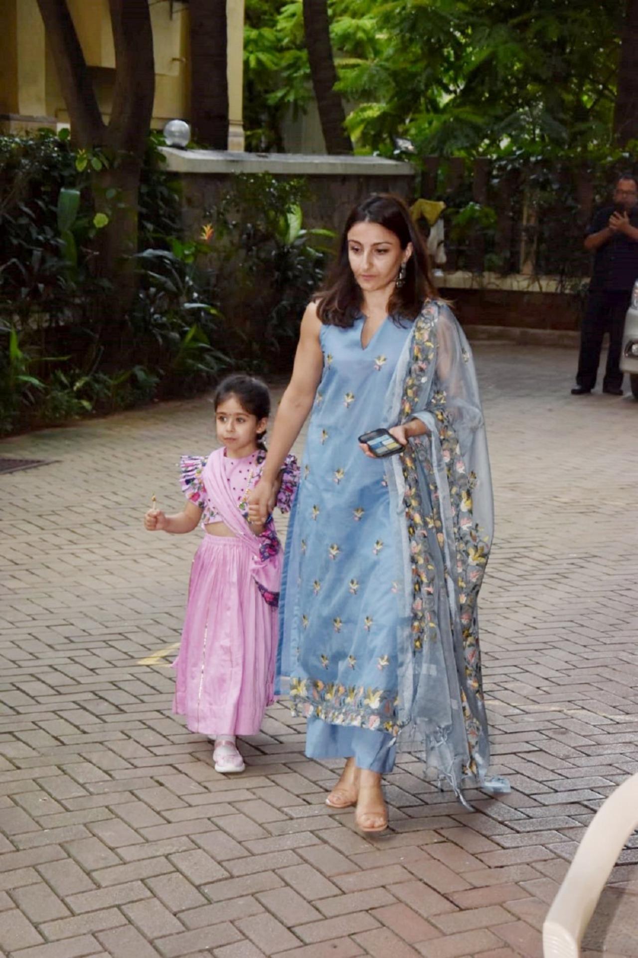 The mother-daughter duo looked lovely in traditional outfits